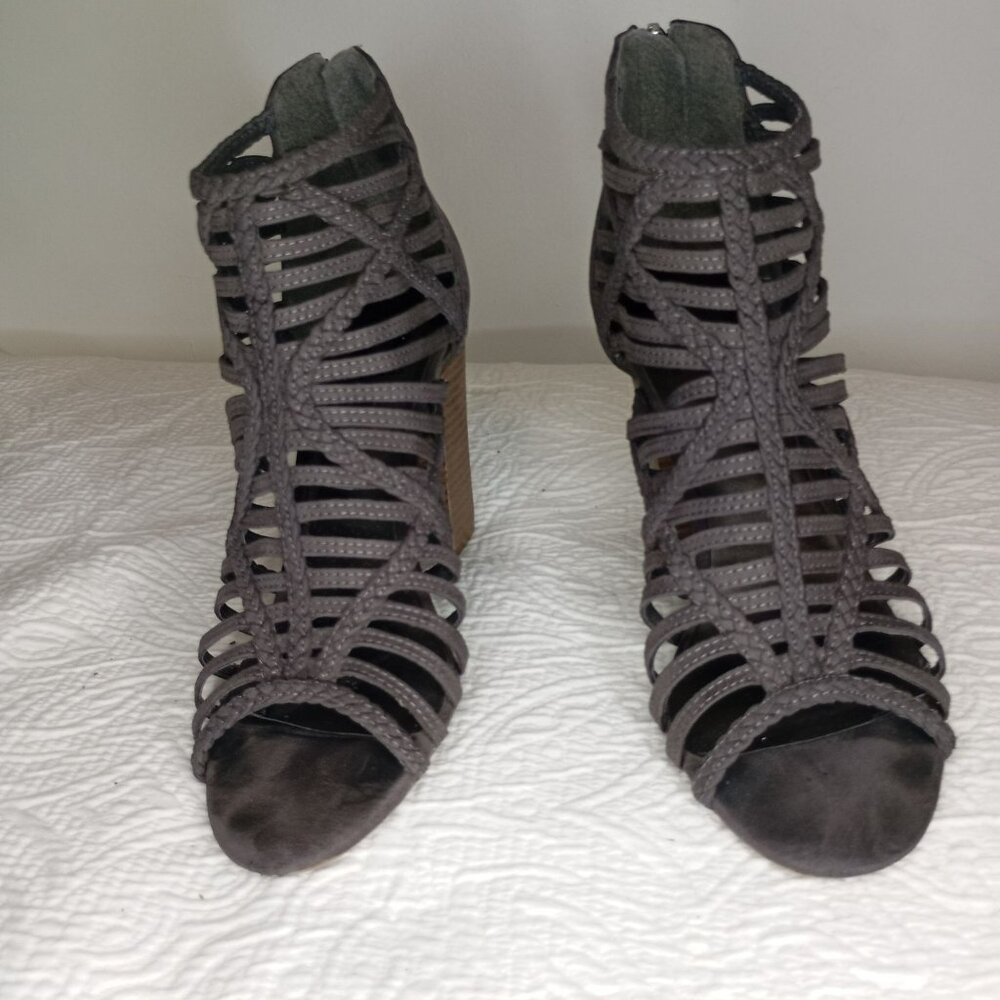 By Gues Heeled Size 8.5 Grey Strappy Open Toe  With Back Zippers & Stacked Heels - Picture 11 of 11
